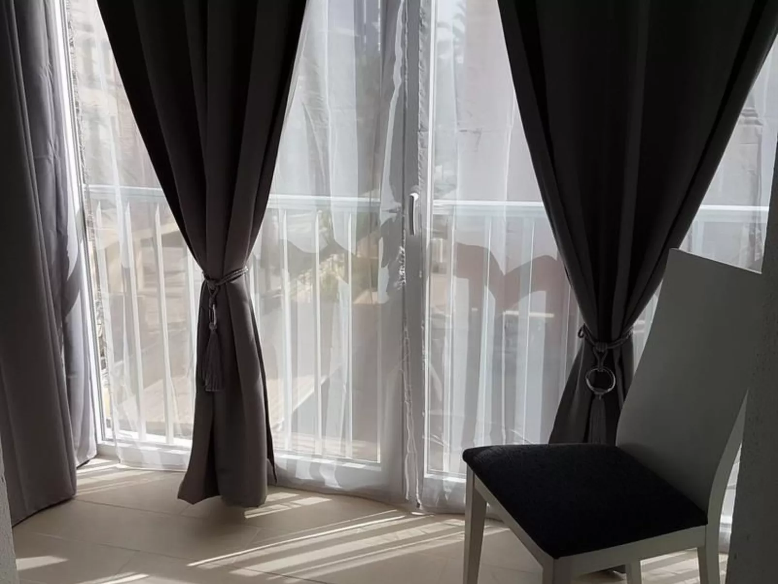 Esmeralda-Image-tags.info