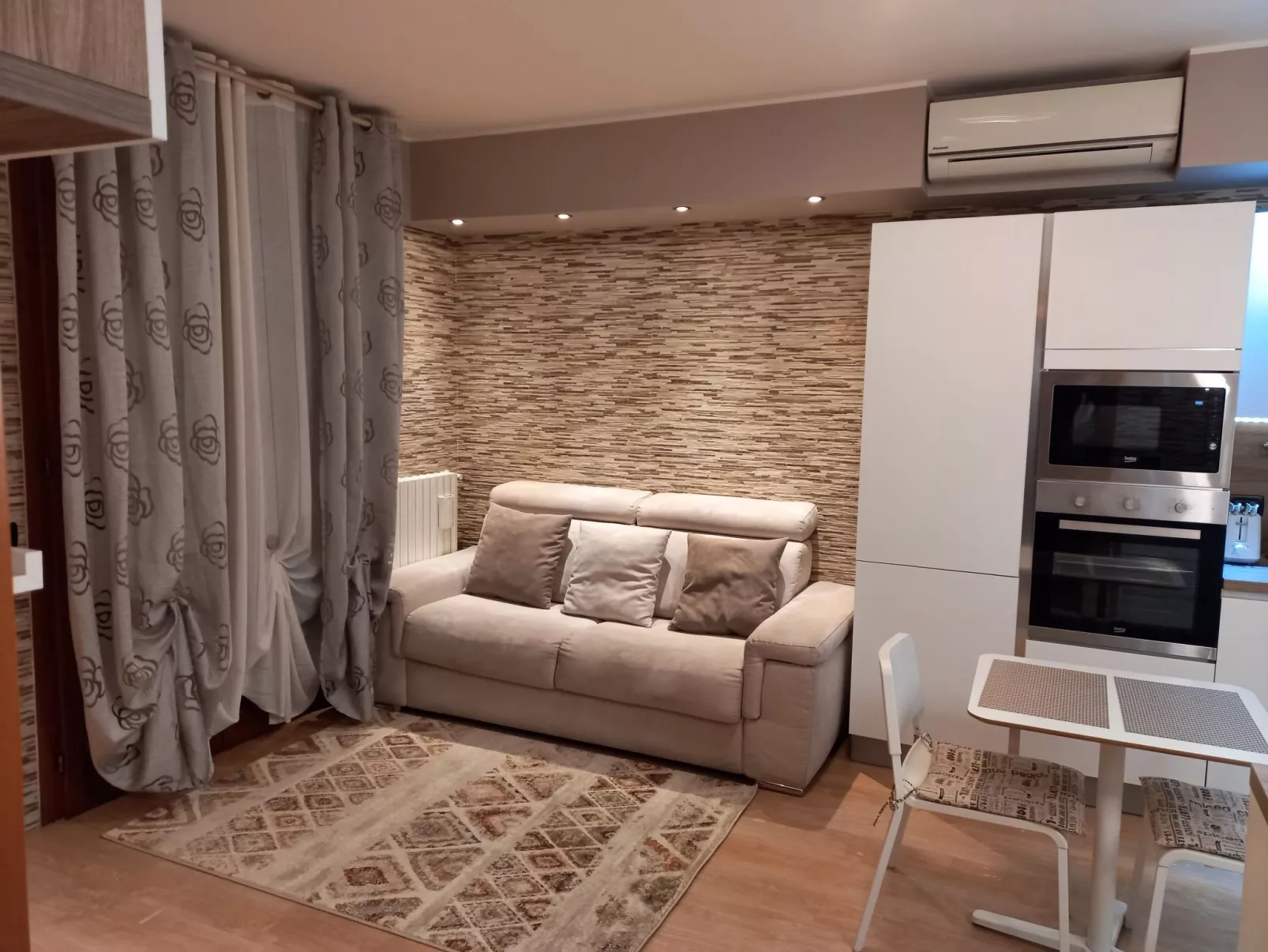 Stilvoller und gemütlicher Mini mit Garage-Binnen