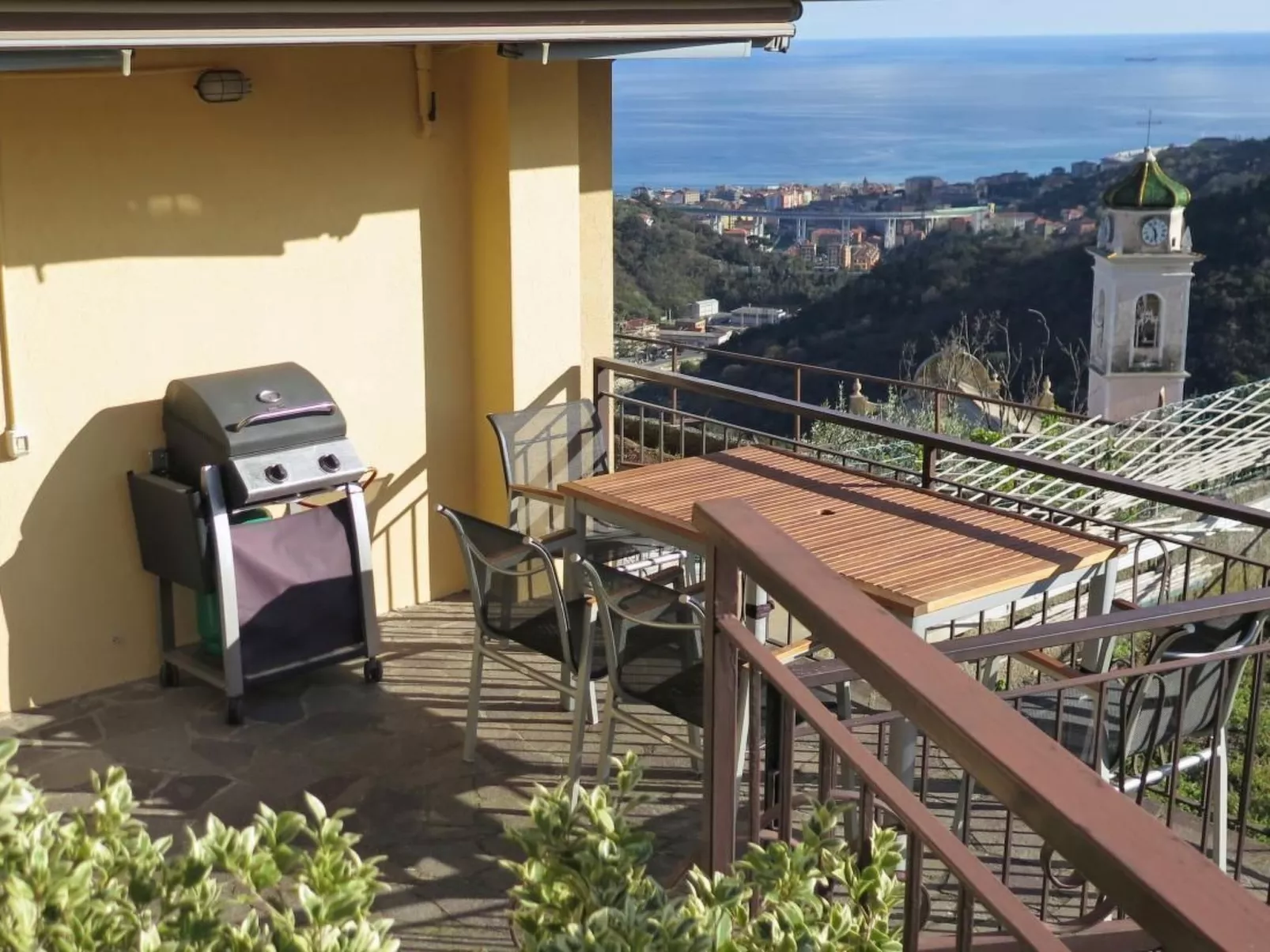 In Varazze mit Garten und Parkplatz-Buiten