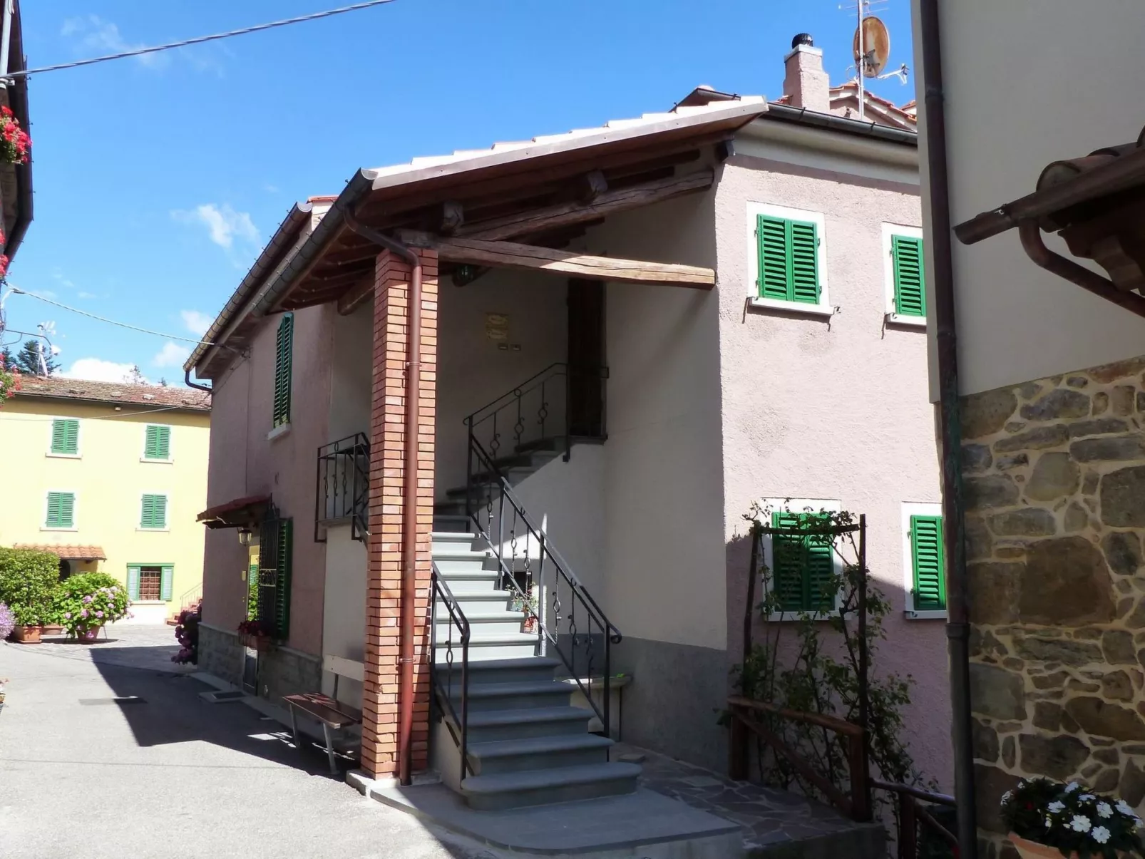 'Case cioni' mit Schwimmbad-Buiten