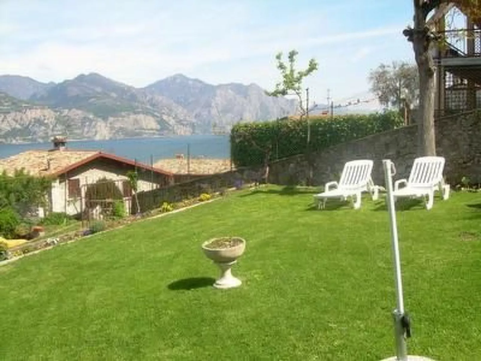 Wohnung nr. 2 im Casa Mary mit Balkon und Seeblick-Buiten