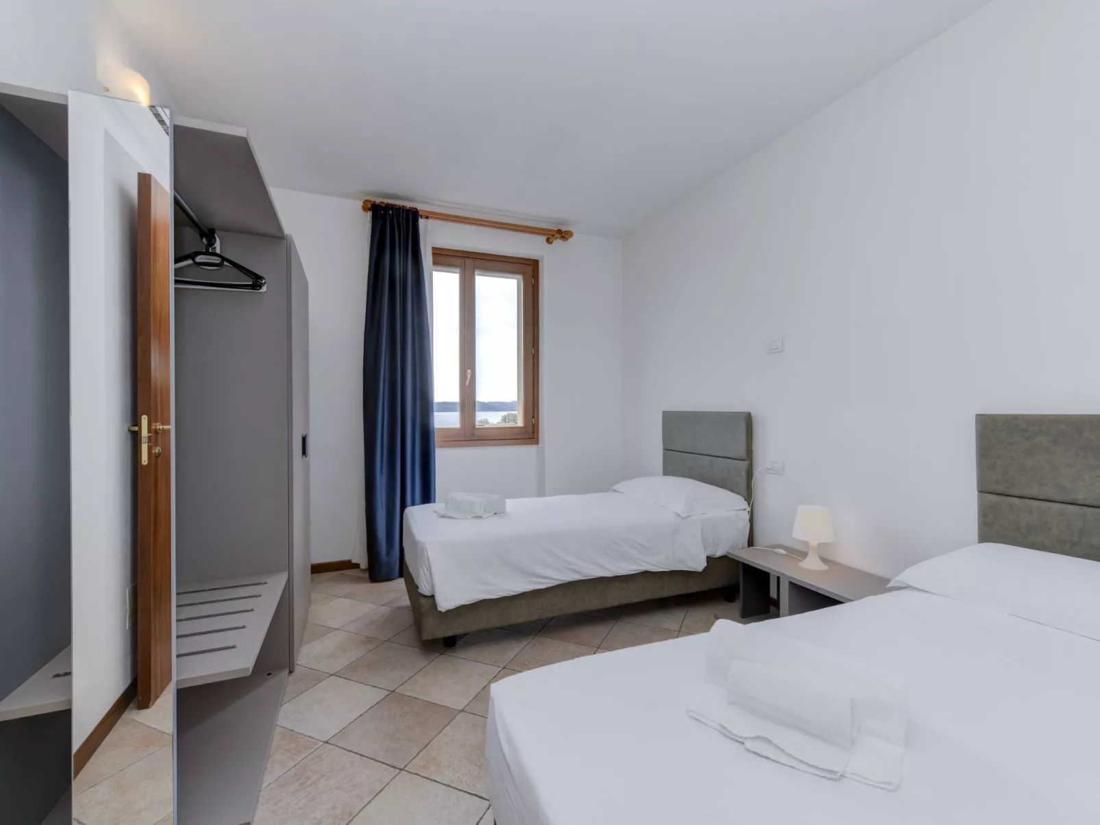 Wohnung mit Balkon, Schwimmbad und Seeblick-Binnen