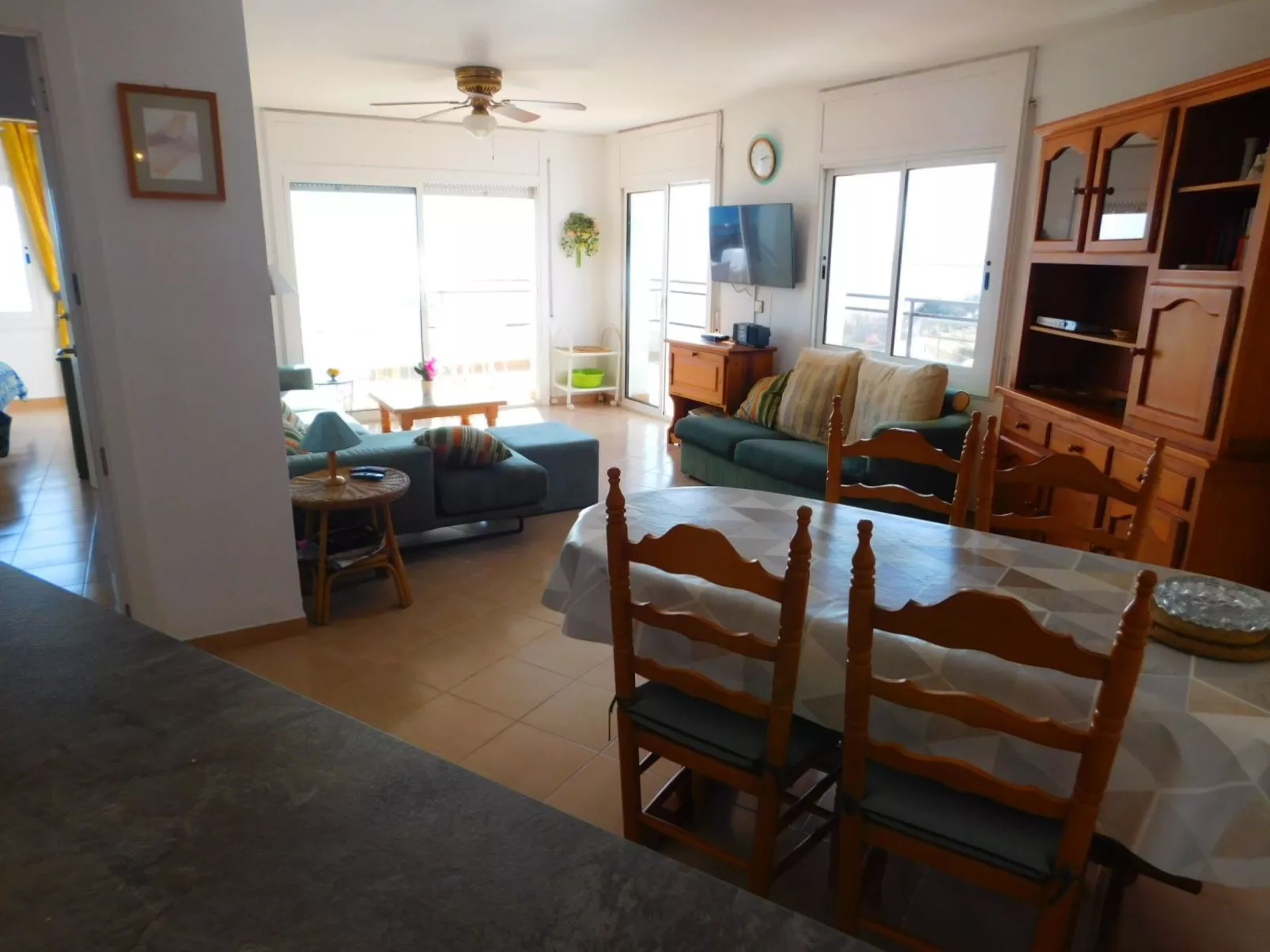 Mit großer Terrasse und Parkplatz in Salatar, Roses-Image-tags.info