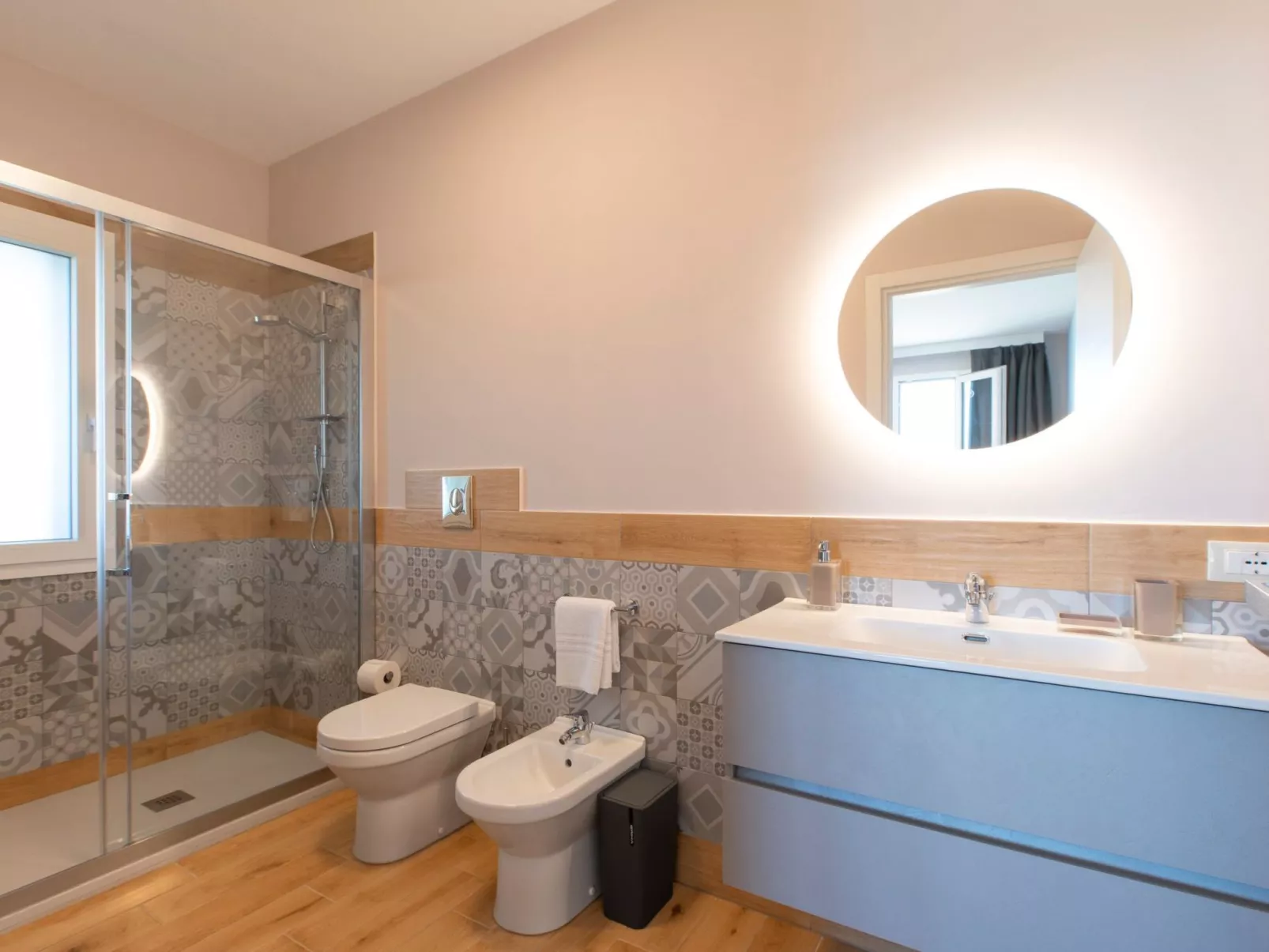 Villa mit Panoramablick auf das Meer, umgeben von der Natur-Binnen