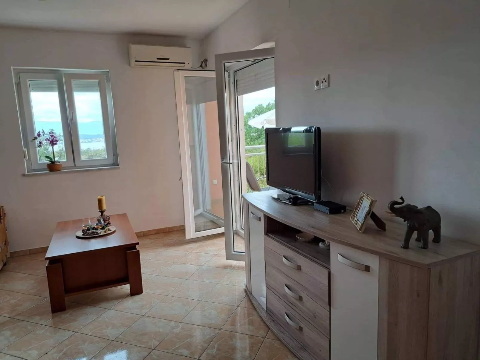 Wohnung mit Terrasse-Binnen