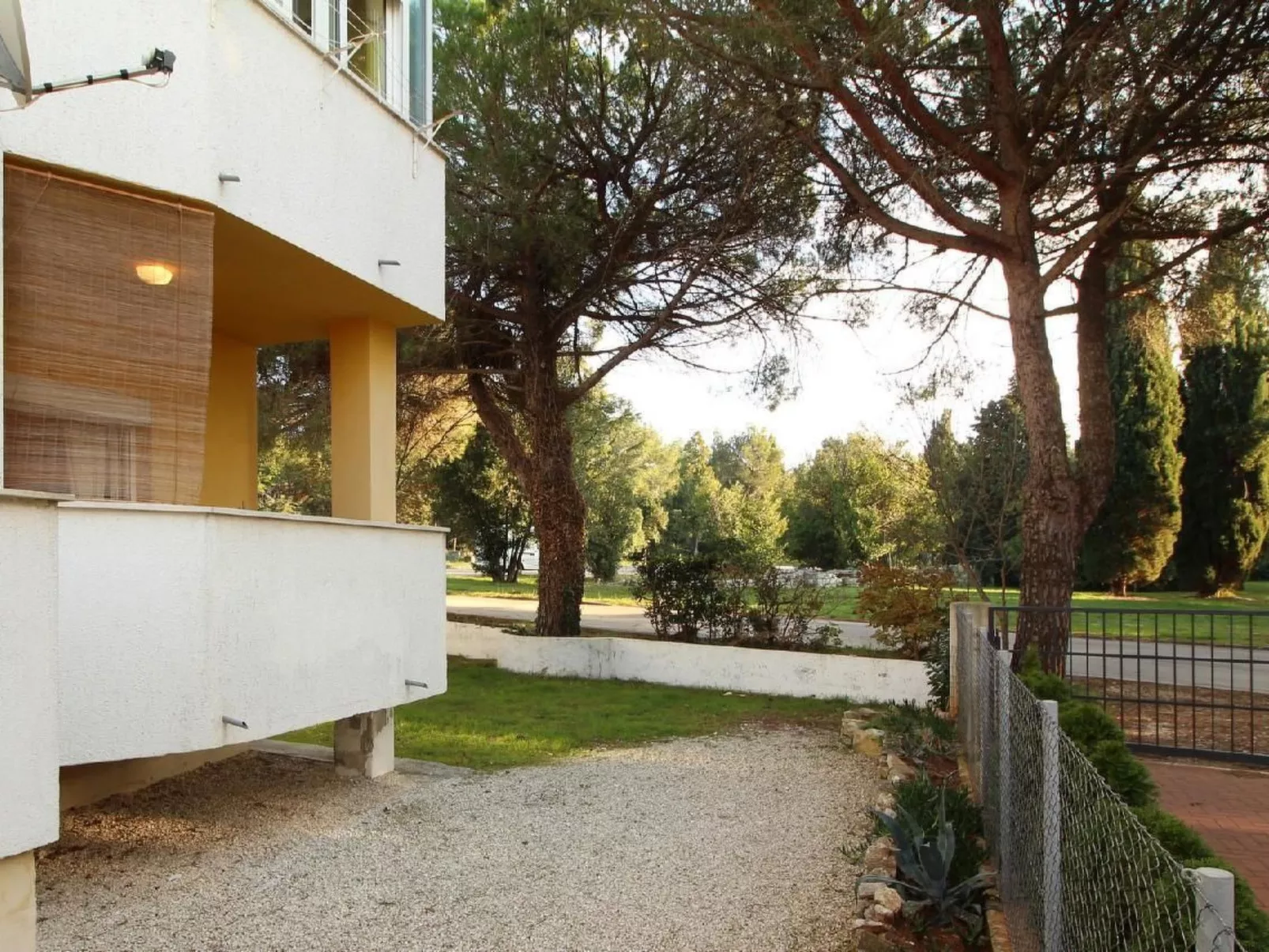 Schönes Apartment, privater Parkplatz und Strand in der Nähe-Buiten