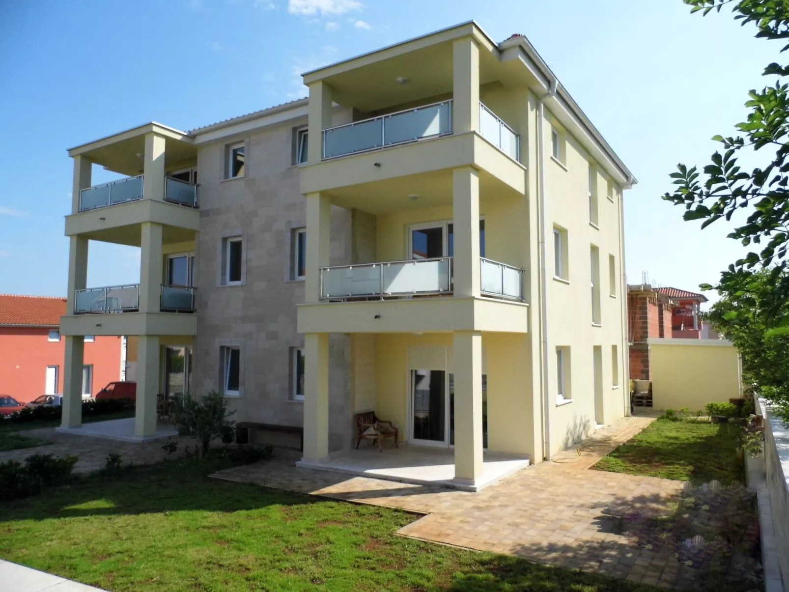 Modernes Apartment mit teilweisem Meerblick-Image-tags.info