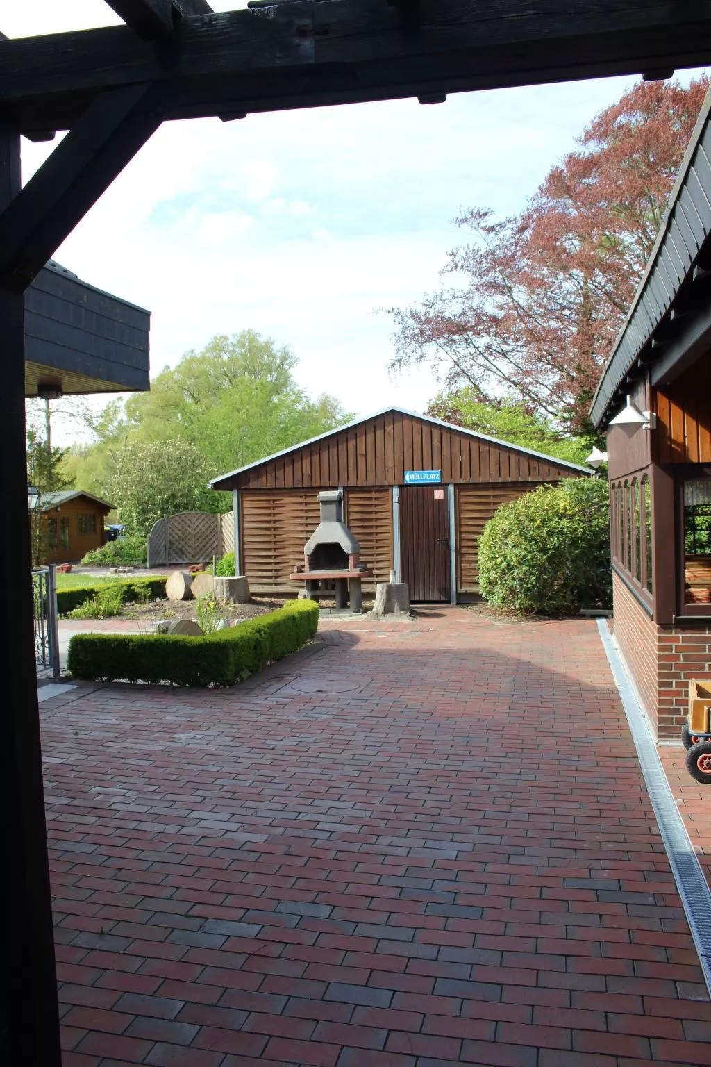 Geräumige Ferienwohnung in Burhave mit Grill, Garten und Pool-Buiten