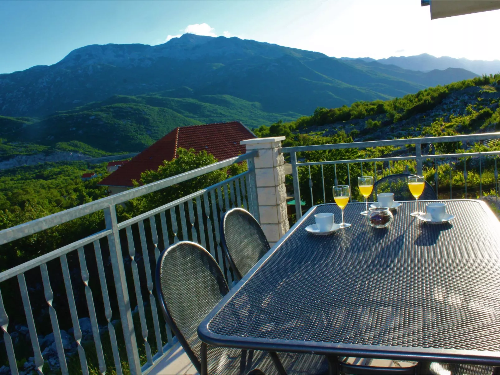 Mit privatem Pool-Buiten