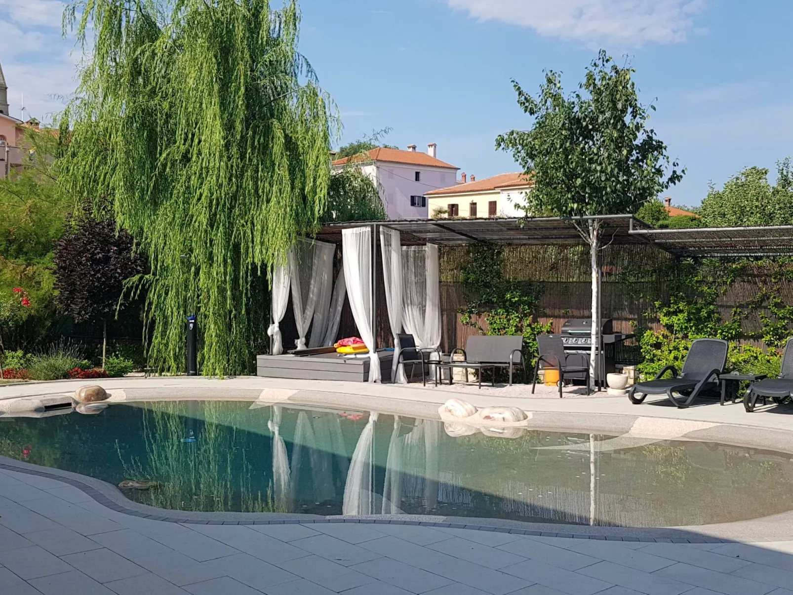 Schöne Villa mit Garten und Biodesign-Pool