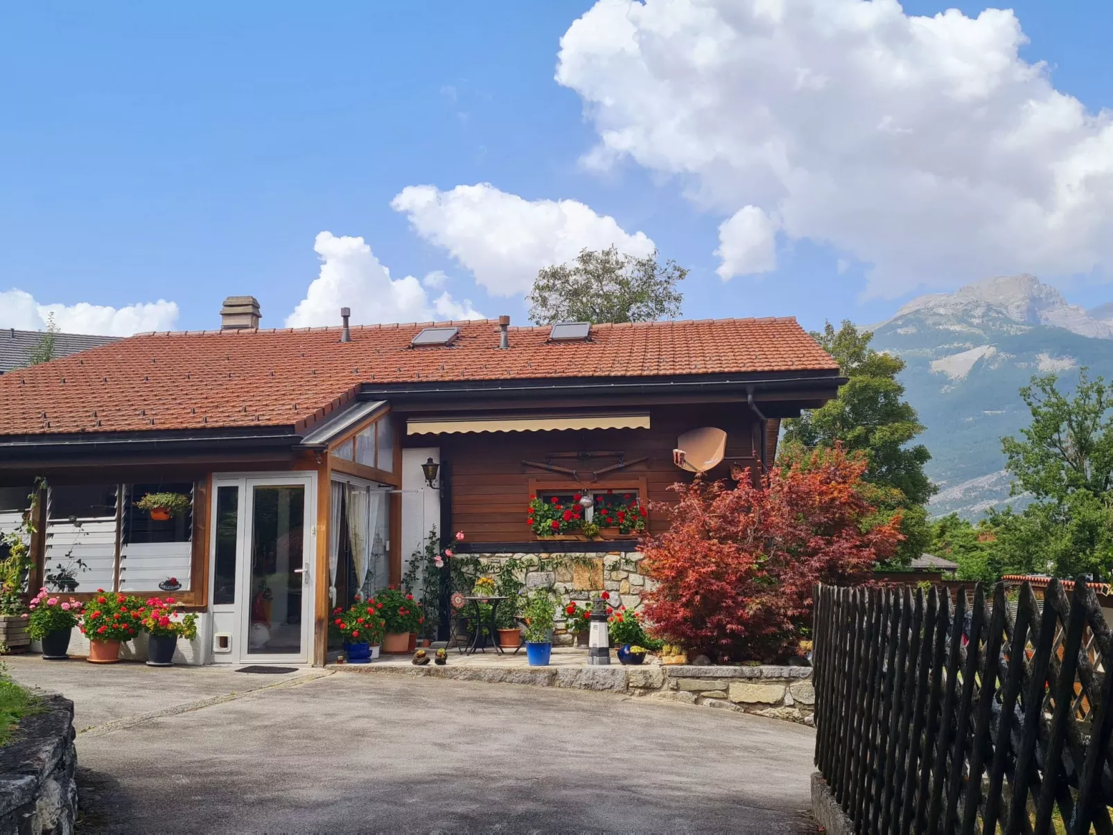 Chalet Haus (bei Einfahrt grosser Nussbaum )-Buiten