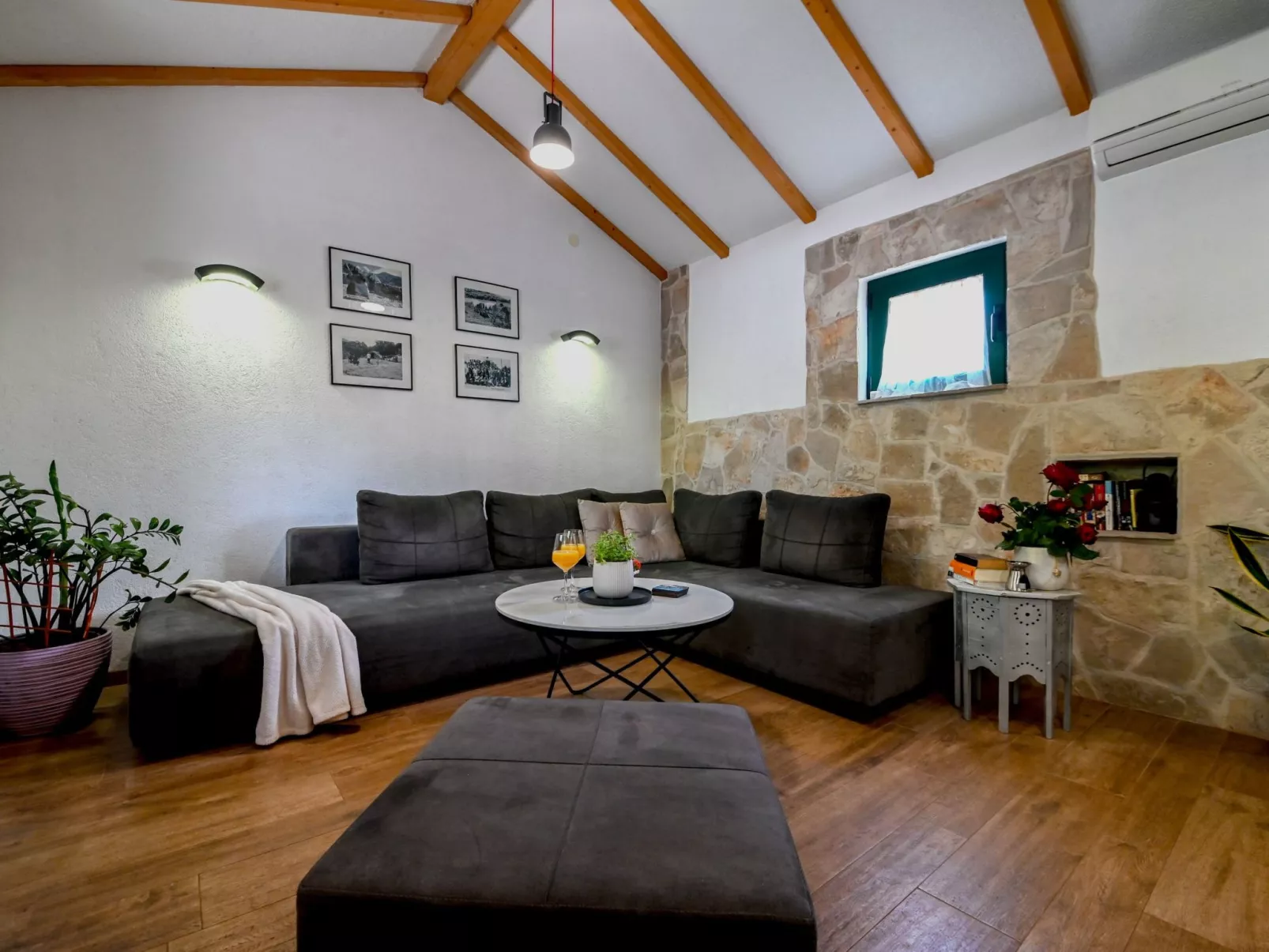 Freistehendes Ferienhaus in Duge Njive mit Privatem Pool-Binnen