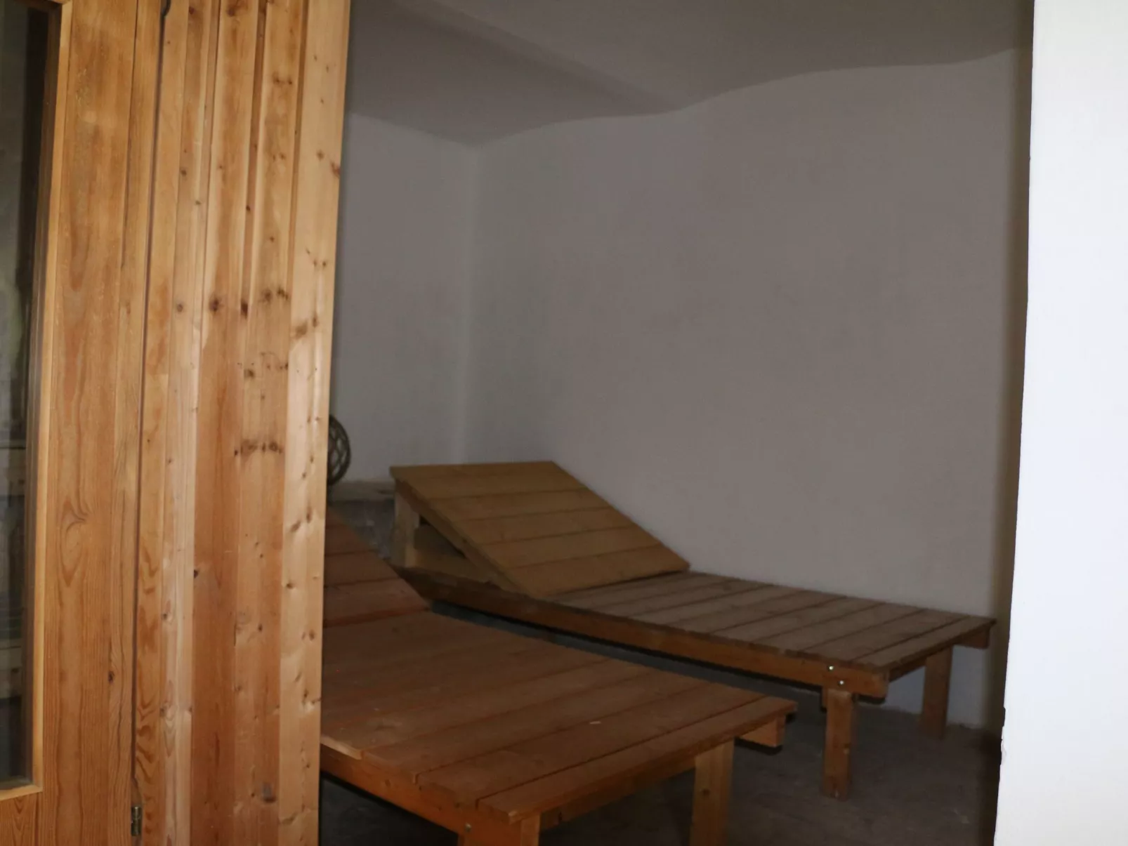 Traditionelles Haus, umgeben von Wäldern in Ralsko-Binnen