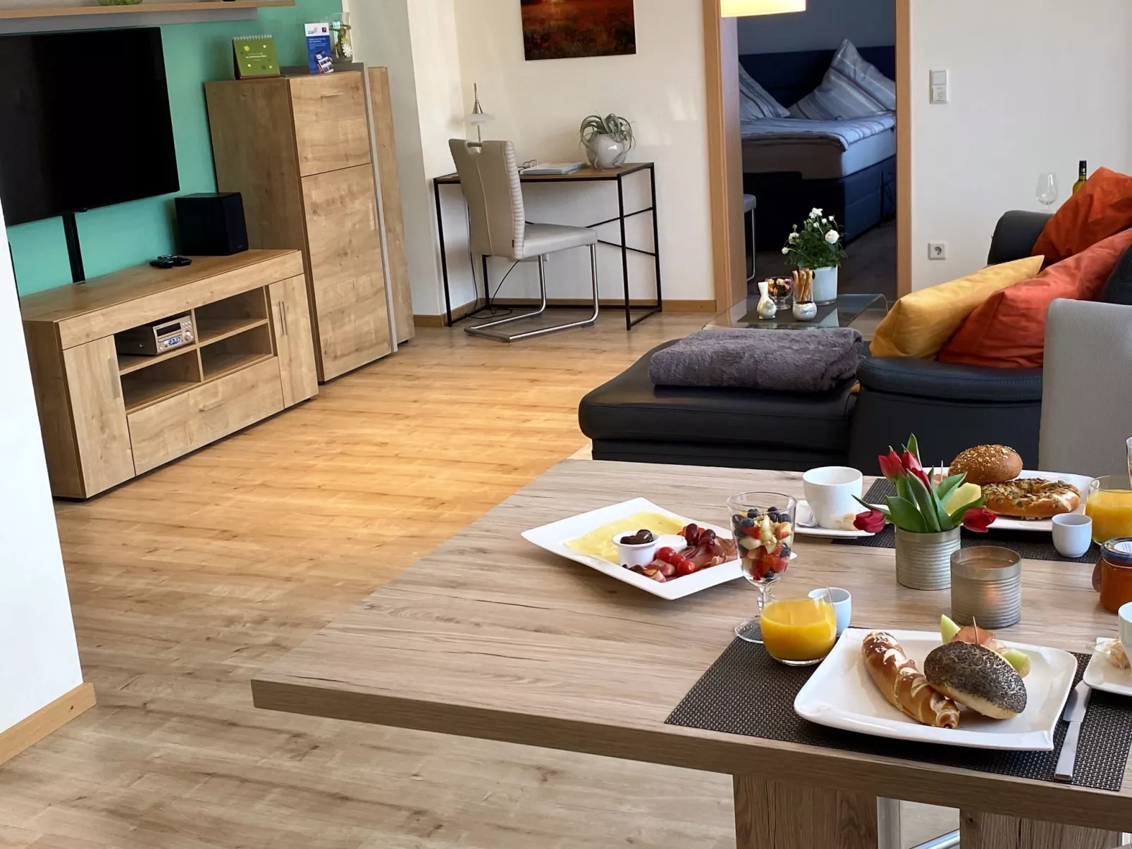 Mit Parkplatz und Terrasse-Binnen