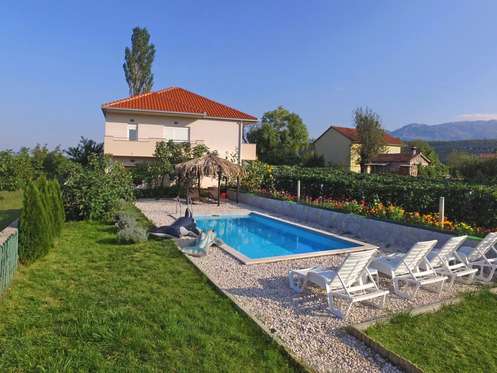 Villa "Sonnenblume" mit eigenem Garten und Grill-Buiten