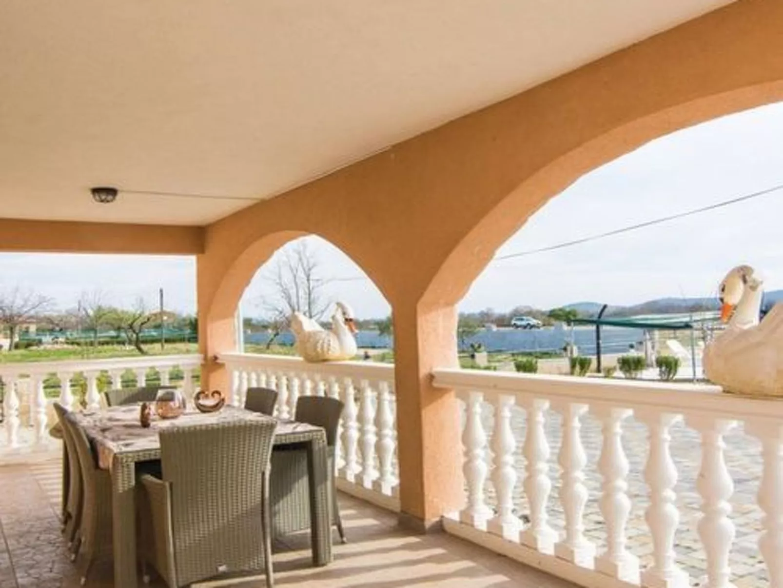 Laura mit Pool-Buiten