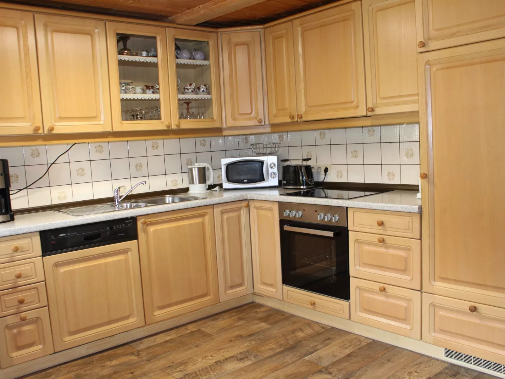 Mit Kaminofen, Fitnessraum und Sauna-Binnen