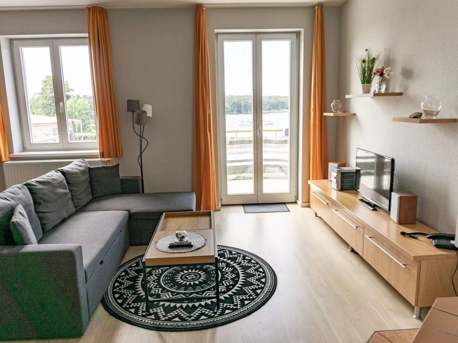 Mit Blick auf das Wasser-Binnen