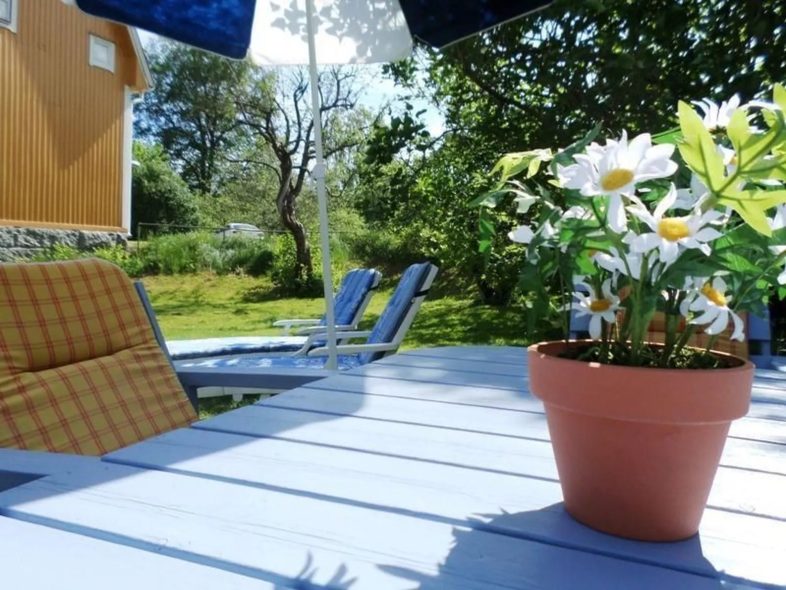 Typisch schwedisches Ferienhaus mit Garten-Buiten
