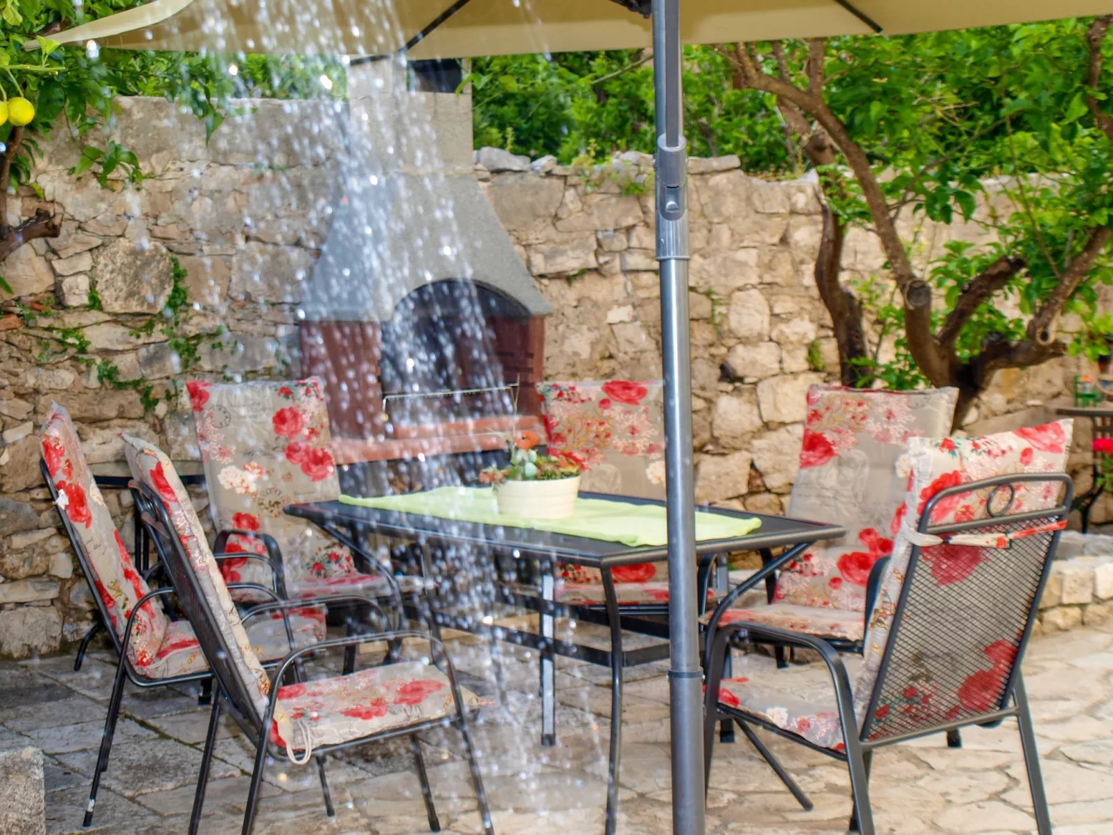 Wohnung „Zitronenbaum Postira“-Buiten