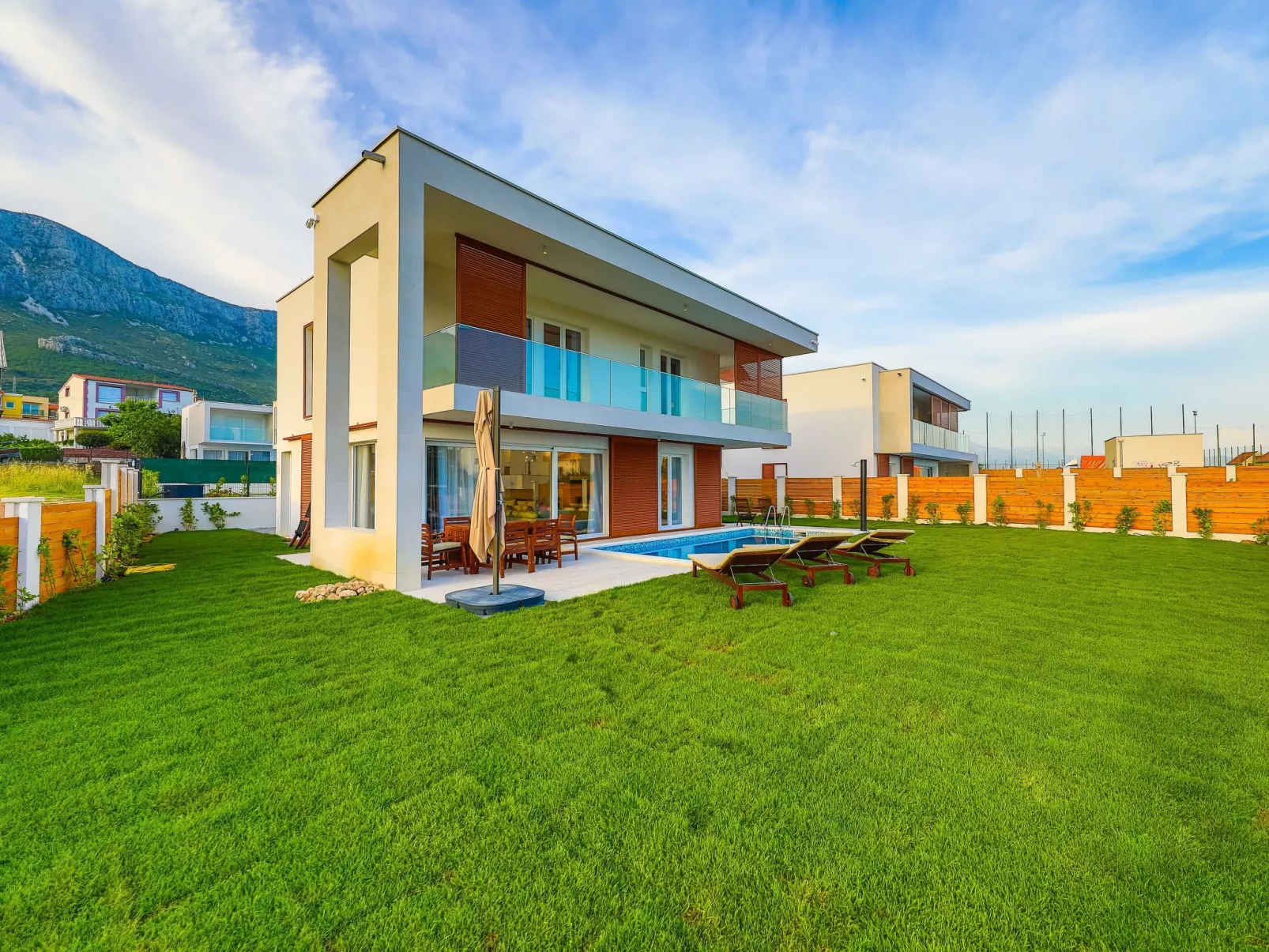 Modern eingerichtete Villa Ingrid mit beheiztem Pool - Buiten