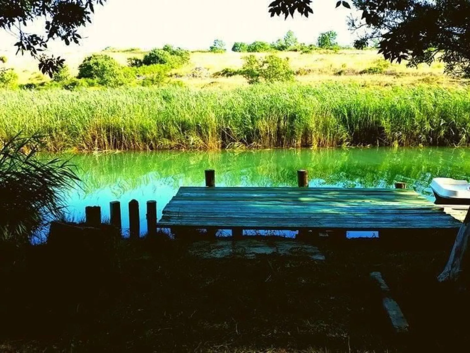 Am Fluss gelegenes Haus mit Galerieschlafplätzen-Buiten