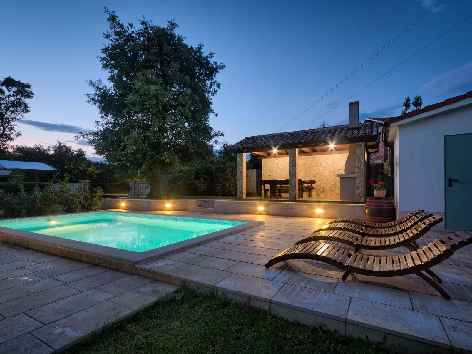 Haus Daniela mit überdachter Terrasse und Pool-Buiten