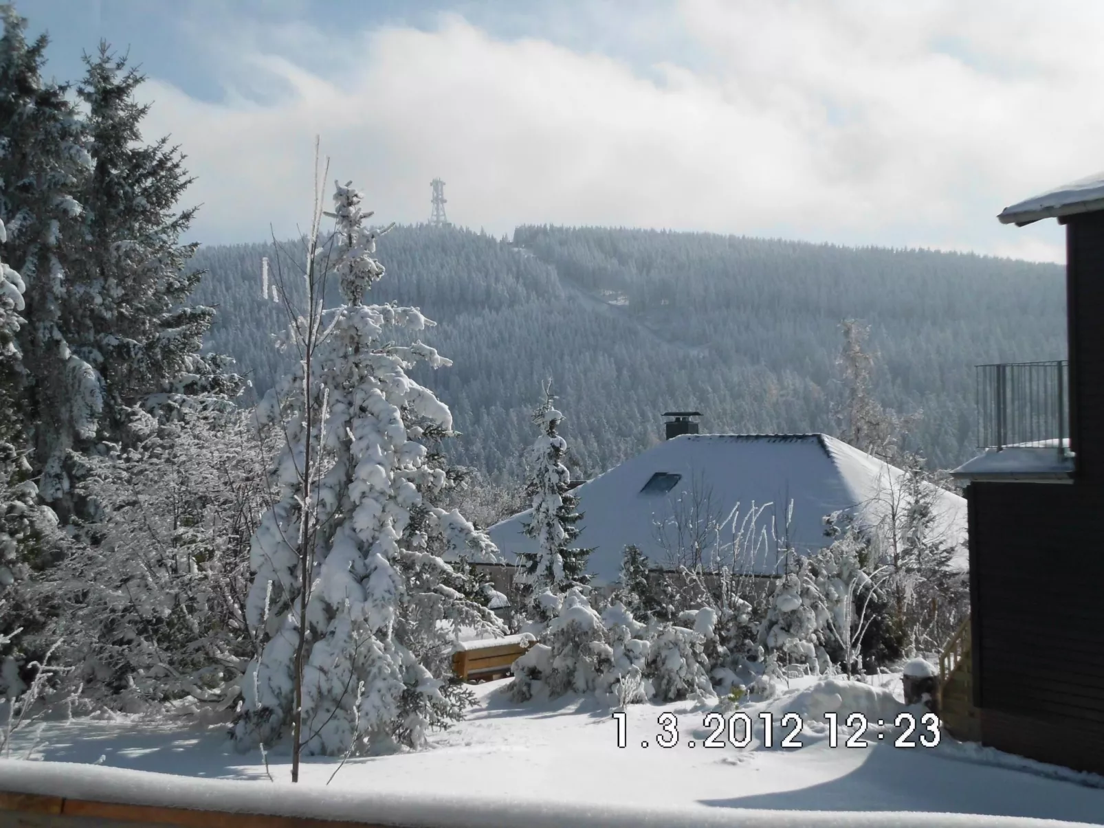 Premium-Ferienwohnung mit Balkon und Bergblick-Buiten