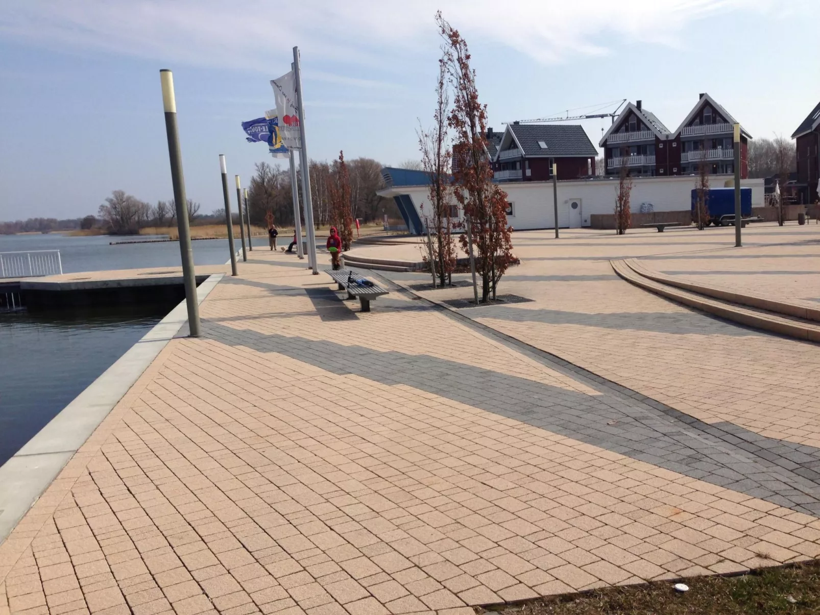 Am Wasser mit Terrasse und Kaminofen-Buiten