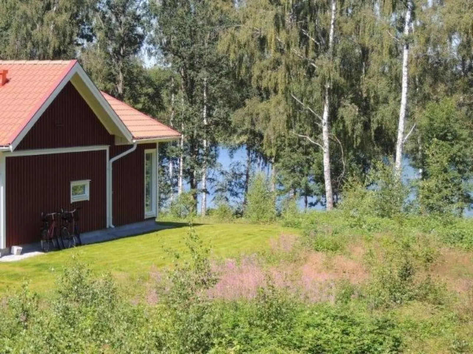 Modernes Haus mit hellem Dekor, mit Blick auf den See-Buiten