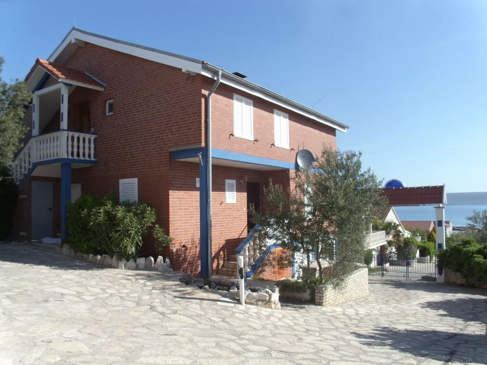 FeWo 2, mit 1. Schlafzimmer für 4. Personen mit Balkon im ersten Obergeschoss g