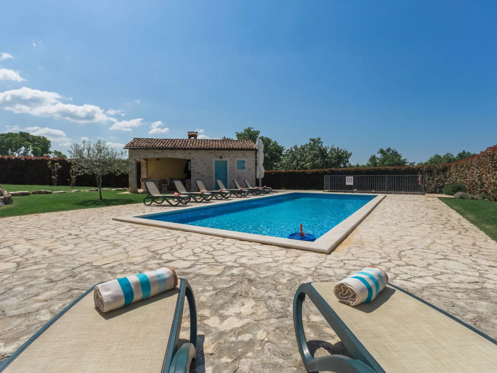 Villa mit Pool, Garten und Sommerküche-Buiten