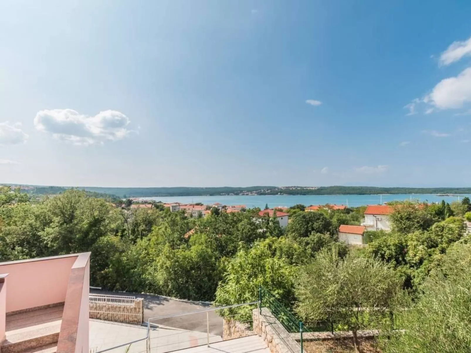 Große Wohnung in Klimno mit Möbliertem Balkon-Buiten