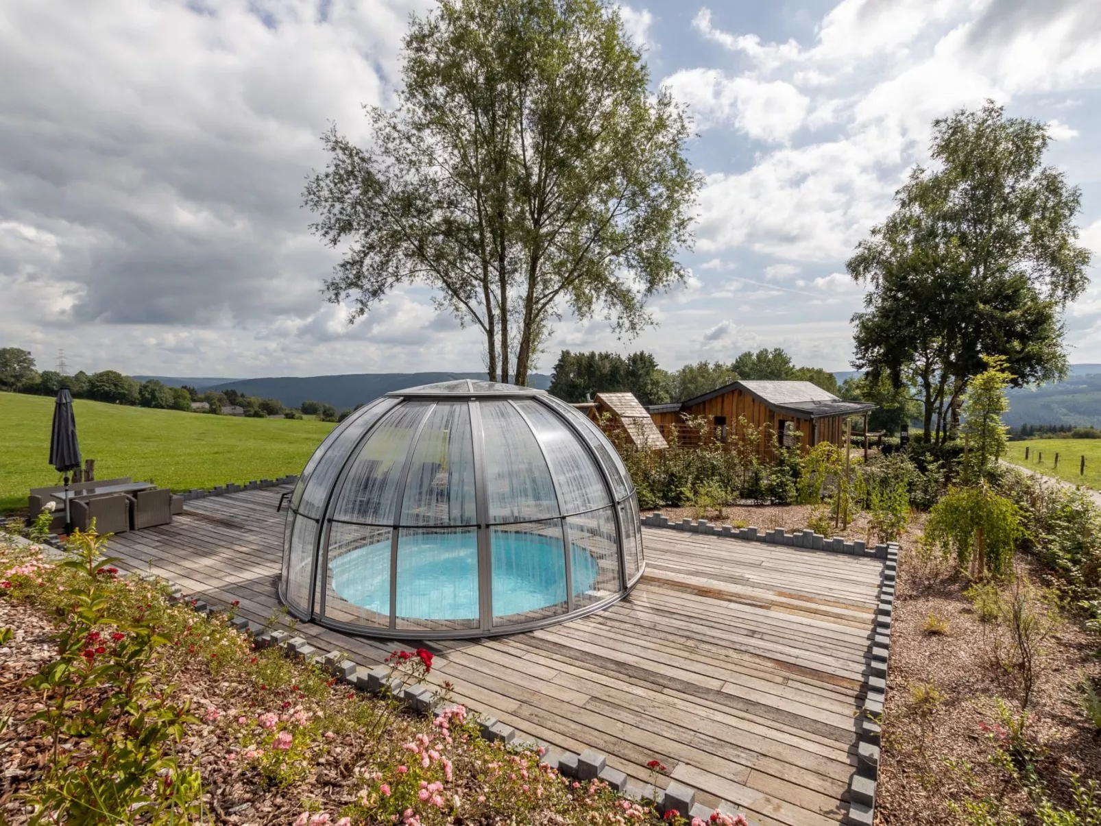 Landhaus mit Hallenbad-Buiten