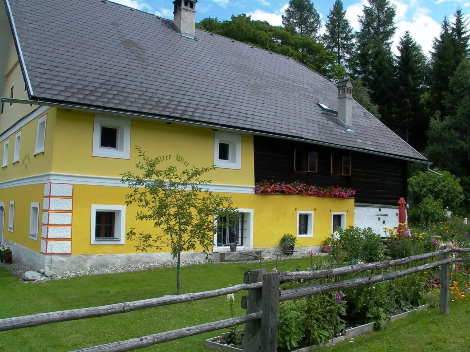 Große Wohnung im ersten Stock, mit großem Garten