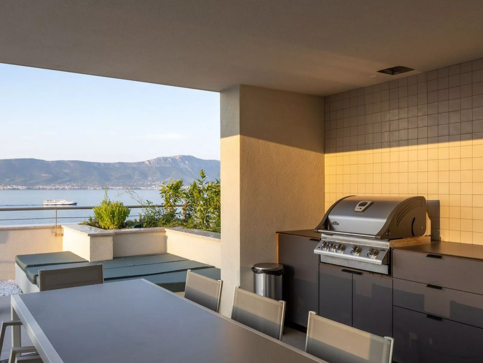 Luxuriöse Villa Aqua-Buiten