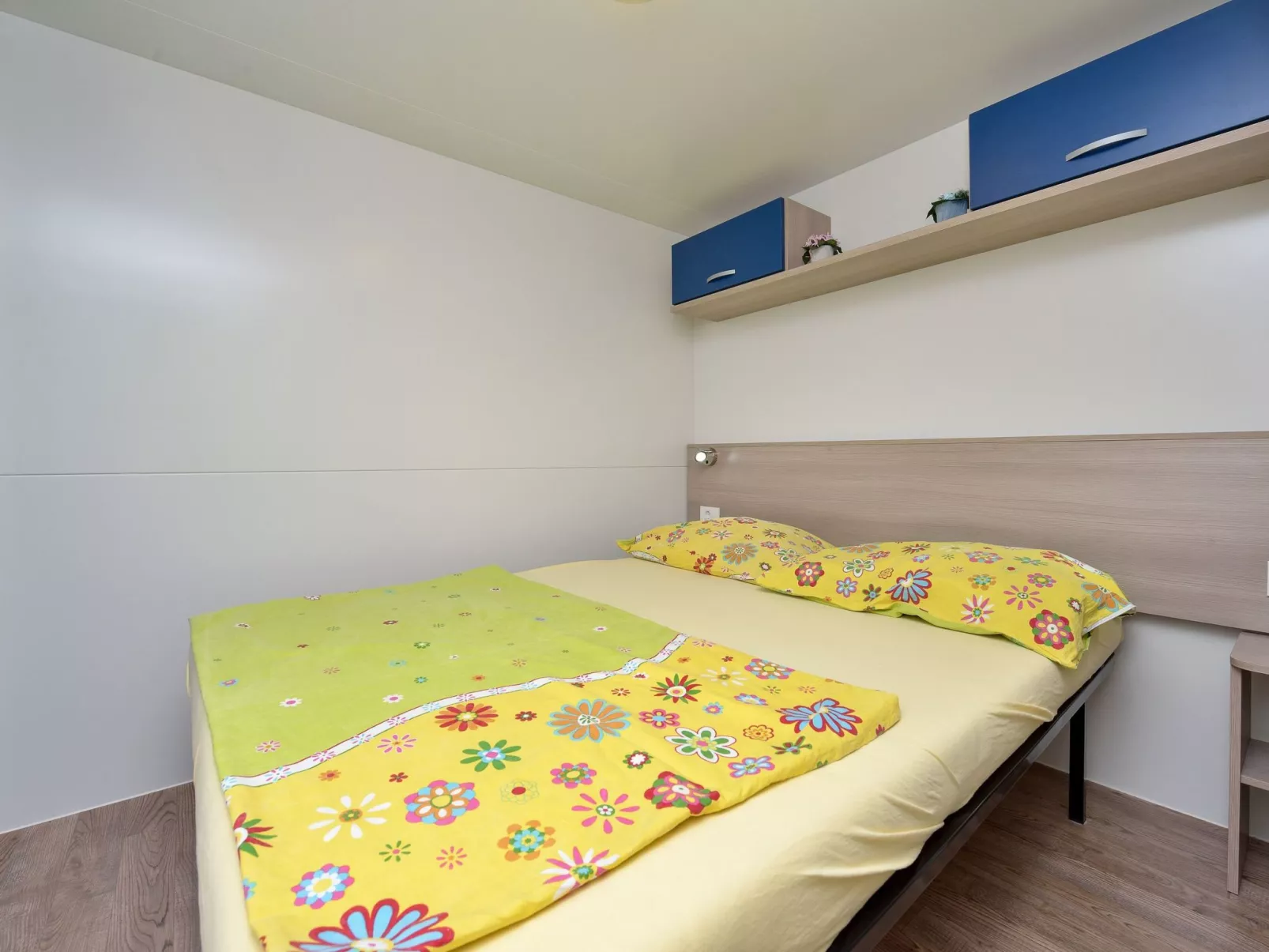 Mobilheim mit Blick auf das Wasser-Binnen