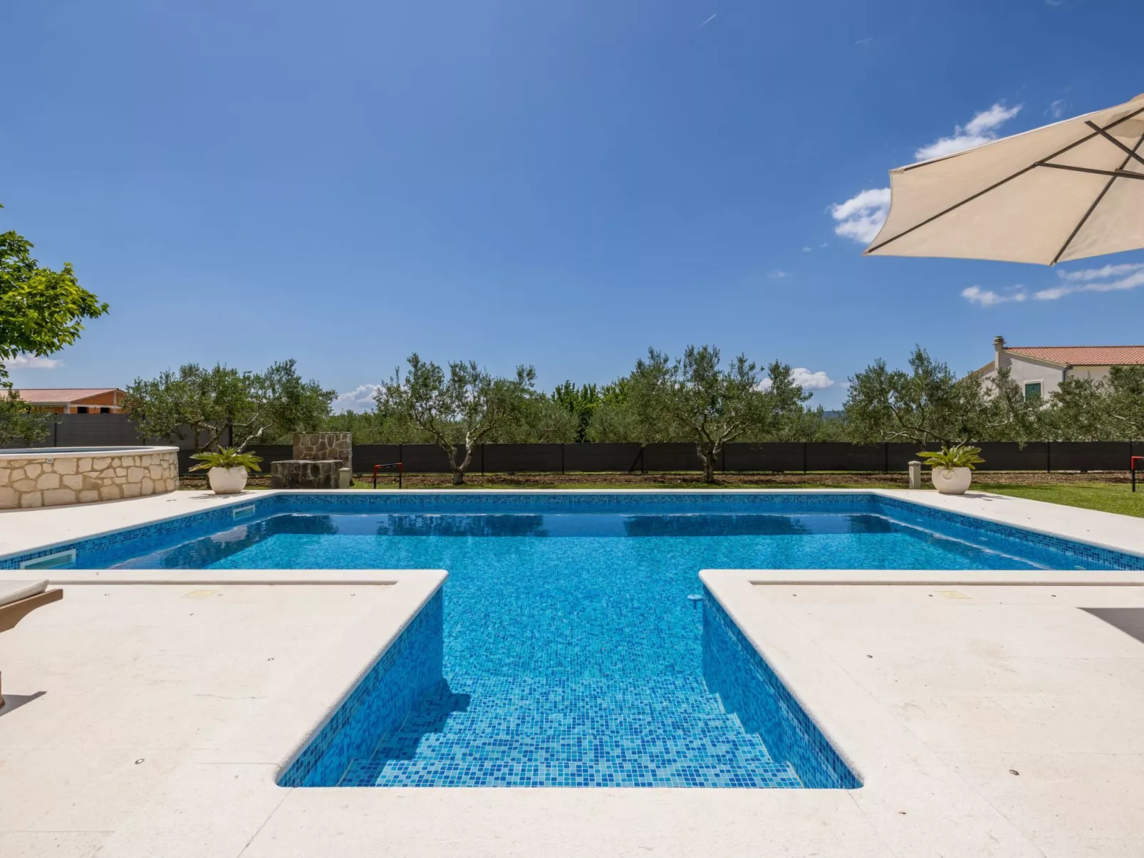 Villa Oasis privater Pool für bis zu 10 Personen-Buiten