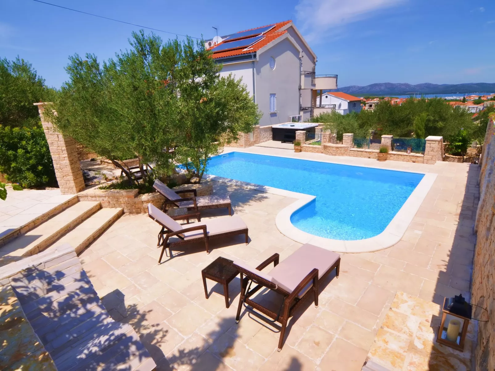 Wohnung für 4 Personen mit Pool und Jacuzzi-Buiten