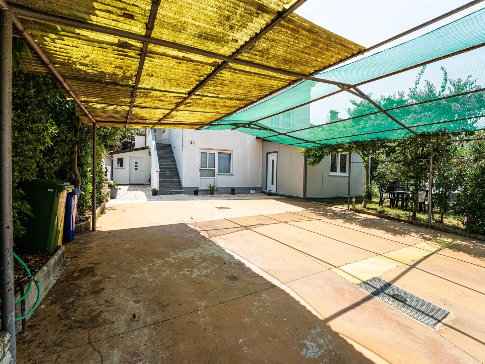 "Darko" mit Balkon-Buiten