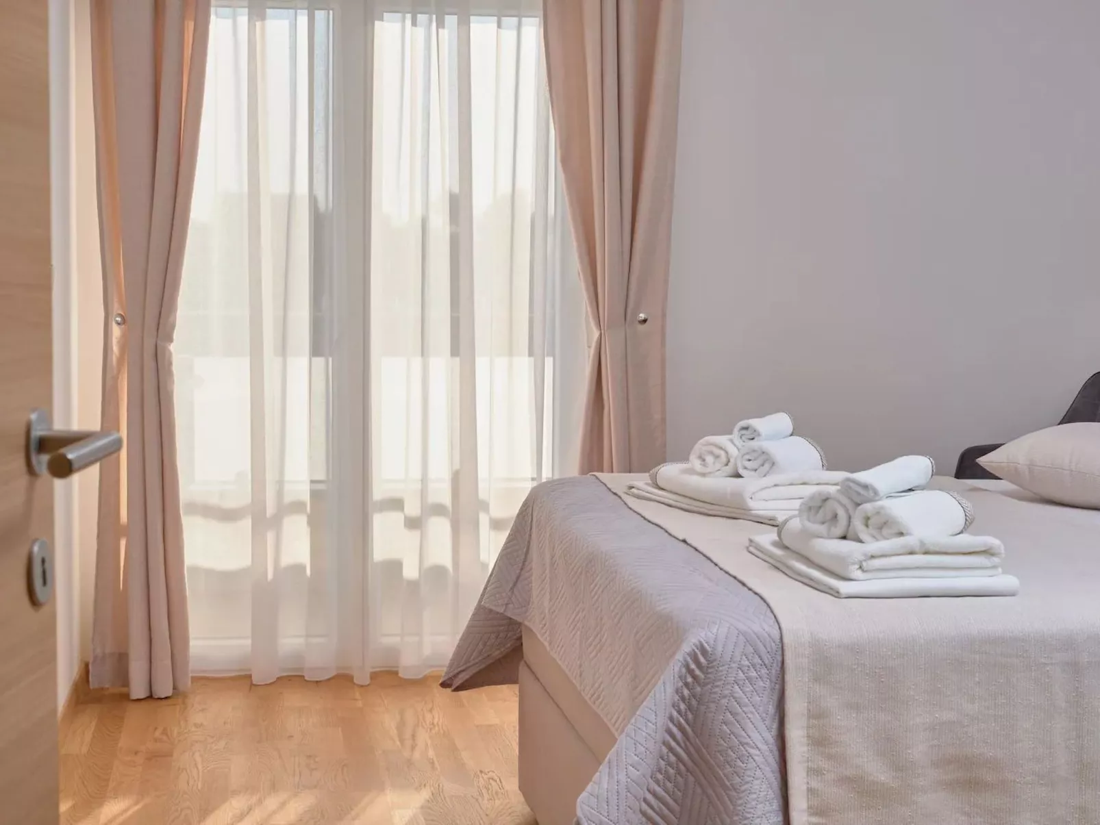 M Ganze Etage in einem geräumigen Haus mit Pool-Image-tags.info