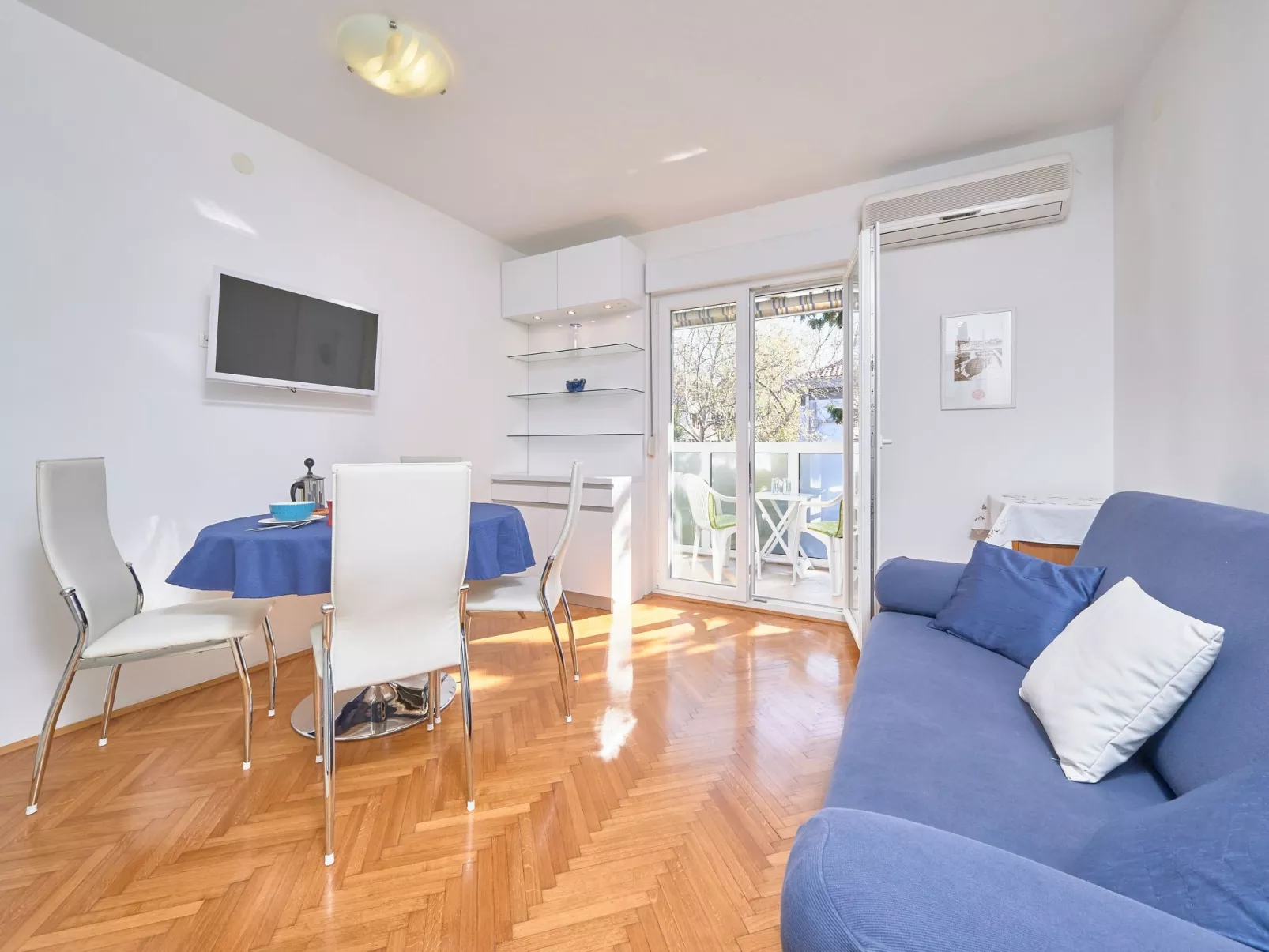 Andrea mit Stadtblick-Binnen