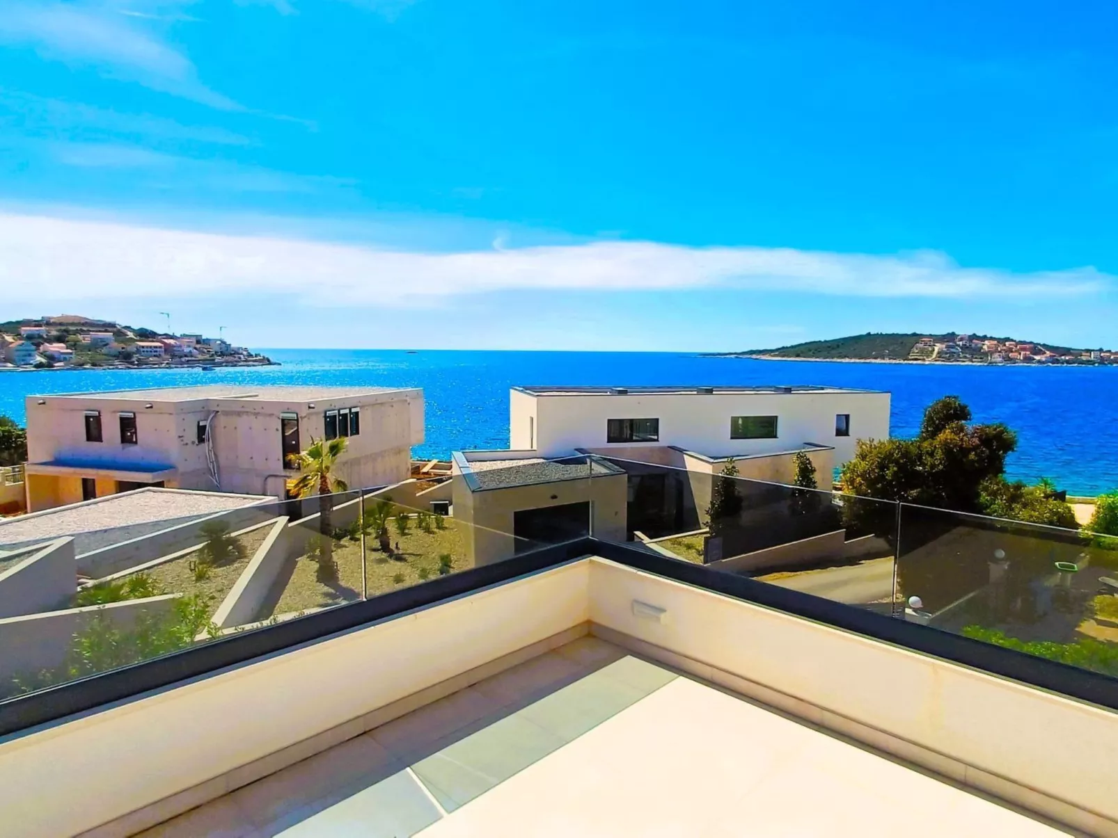 Luxuriöse Villa Dolce Vita direkt am Meer mit privatem Pool und Parkplatz-Buiten