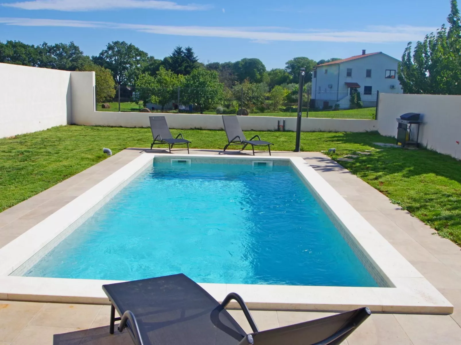 Ferienhaus, privater Pool, Dorf Šišan-Buiten