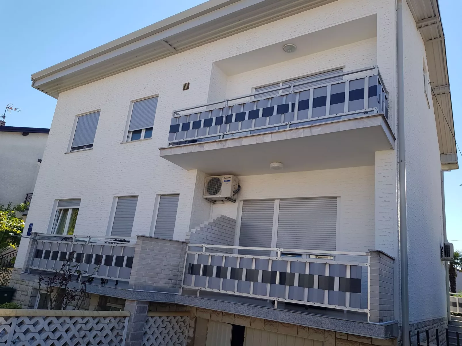 Wohnung Hama Komunela mit Garten und Stellplatz-Buiten