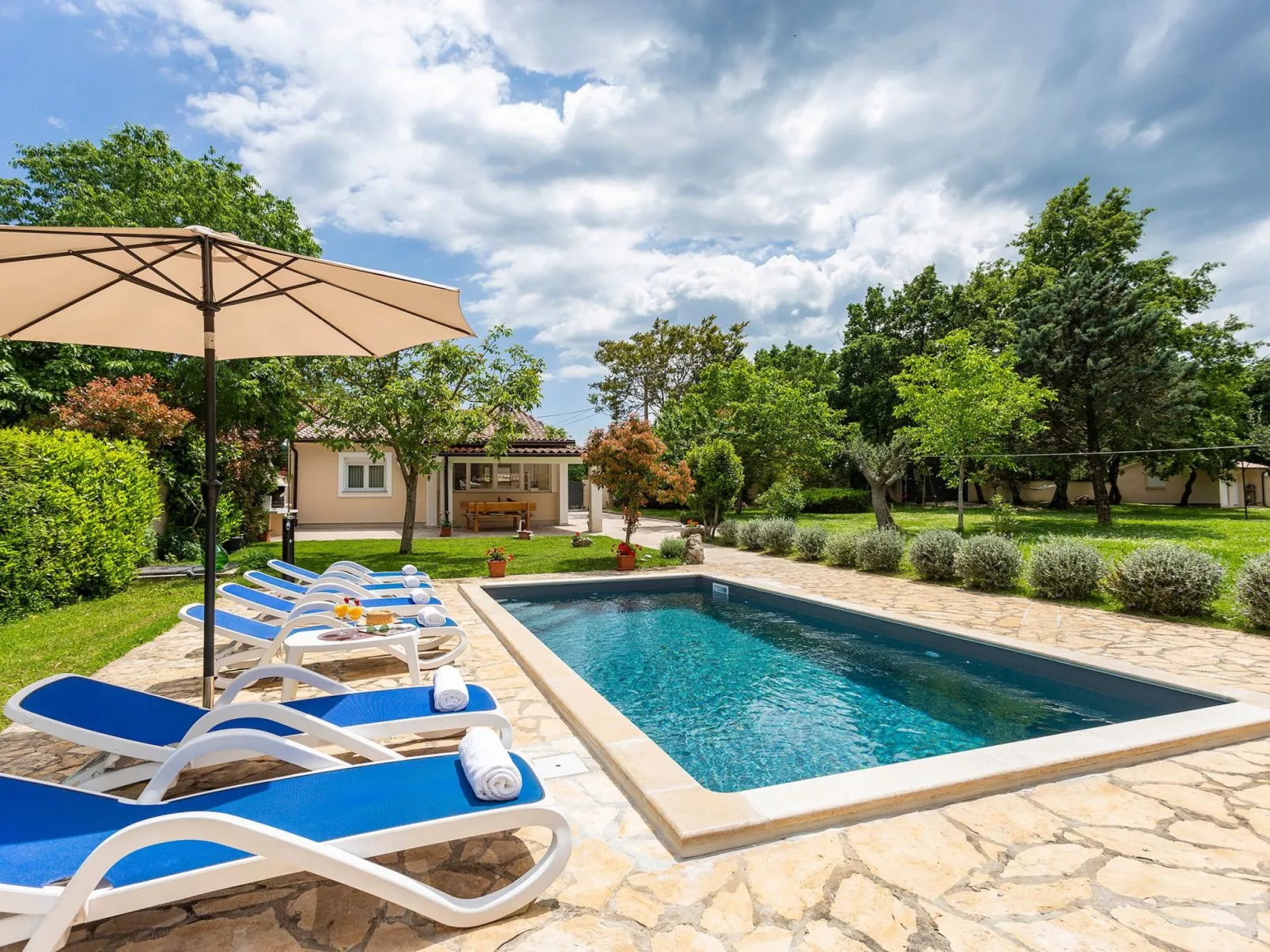 Ferienvilla Darko mit Schwimmbad-Buiten