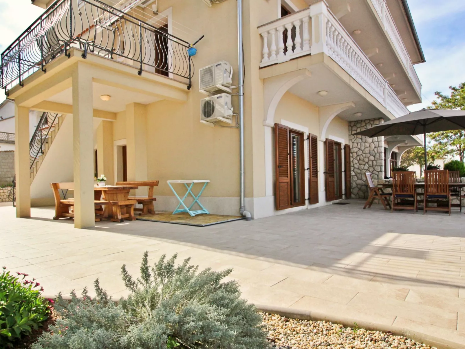 Apartment Ivanka-Buiten