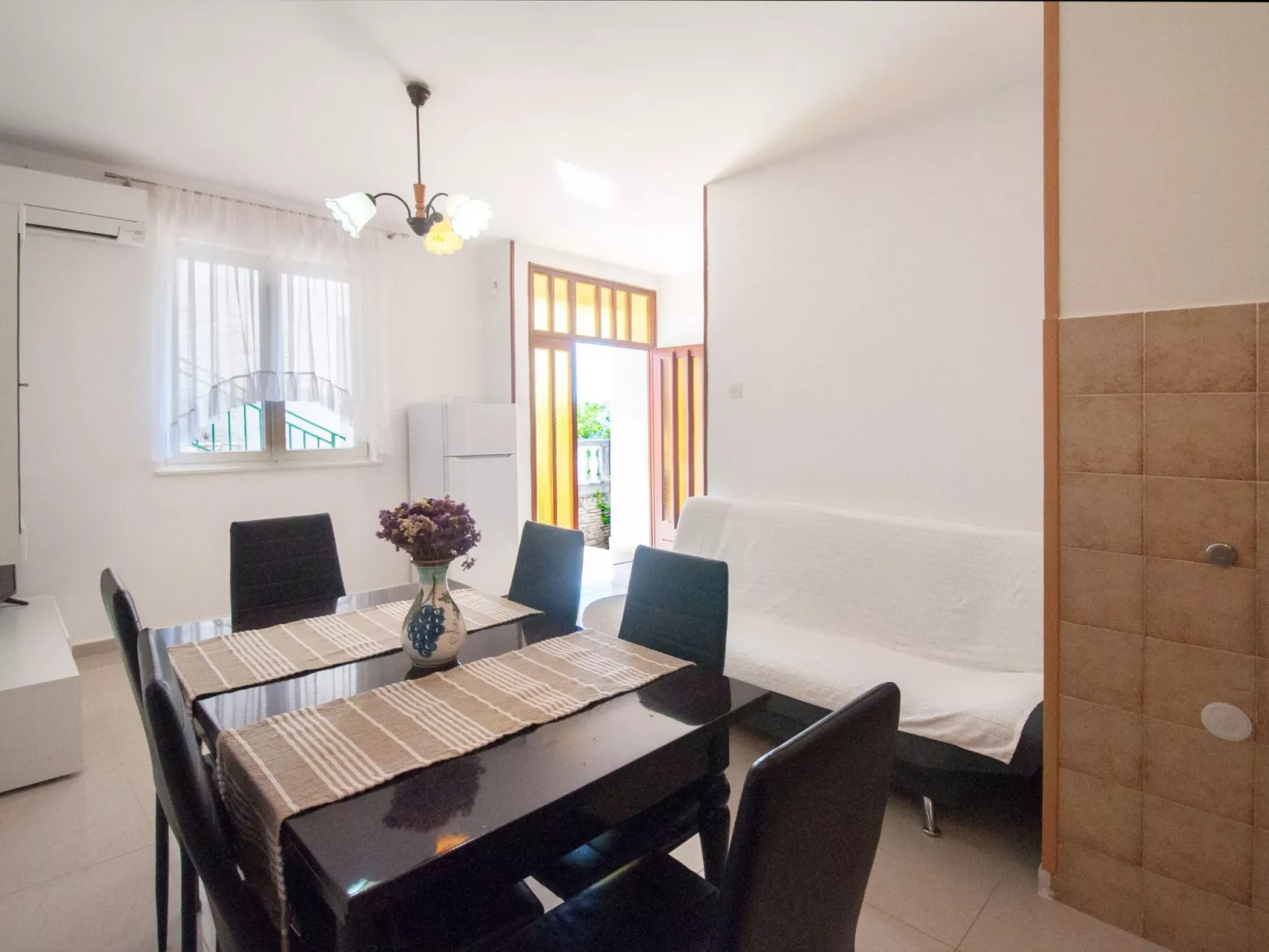 "Olia Green" mit Terrasse-Binnen