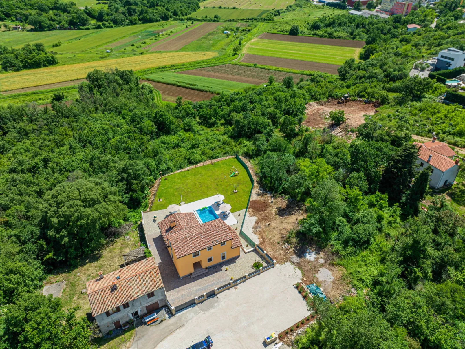 Luxuriöse Ferienvilla mit atemberaubender Aussicht-Buiten