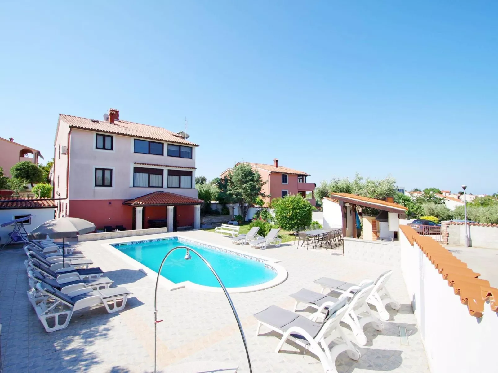 In Banjole mit Gemeinschaftspool-Buiten